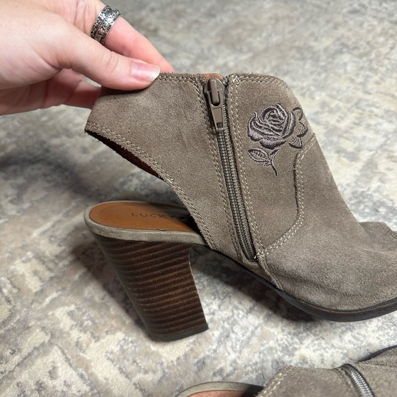Lucky Brand Listana Boho Embroidered Peep Toe Taupe Heeled Ankle Booties - Picture 13 of 16